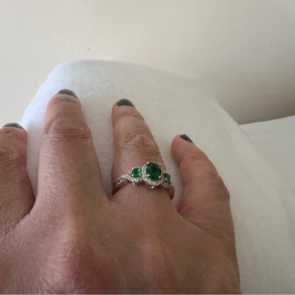 EMERALD in color RING - Picture 2 of 4